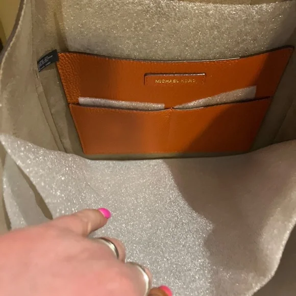 MK Junie Burnt Medium tote bag - Picture 10 of 10